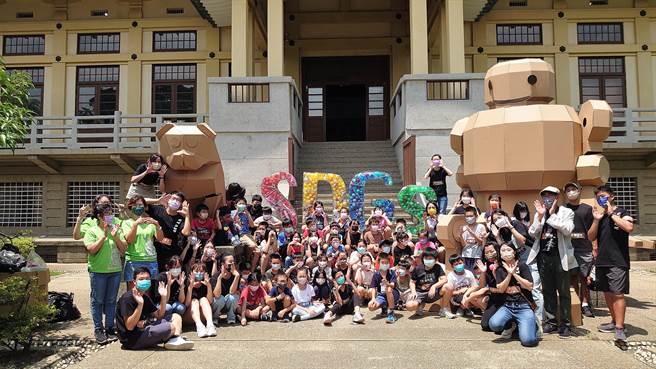 台南企业文化艺术基金会办理的「Tainan Re-Action」小南人永续学习社造计画，号召了24位在永续SDGs实践上深具代表性的专业职人，担任50位国小三至四年级的小南人永续导师。（台南企业文化艺术基金会提供／李俊淇台南传真）