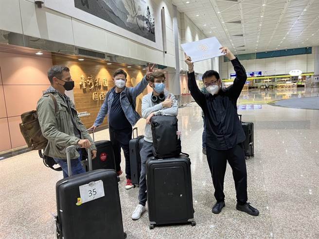 享譽國際的維也納愛樂已在26日傍晚全員專機抵台，現場也有樂迷們守候，難掩興奮的情緒，樂團行程滿檔，在香港演出結束後翌日專機抵台，準備迎接10月27日至11月1日在台4場音樂會。（牛耳藝術提供）