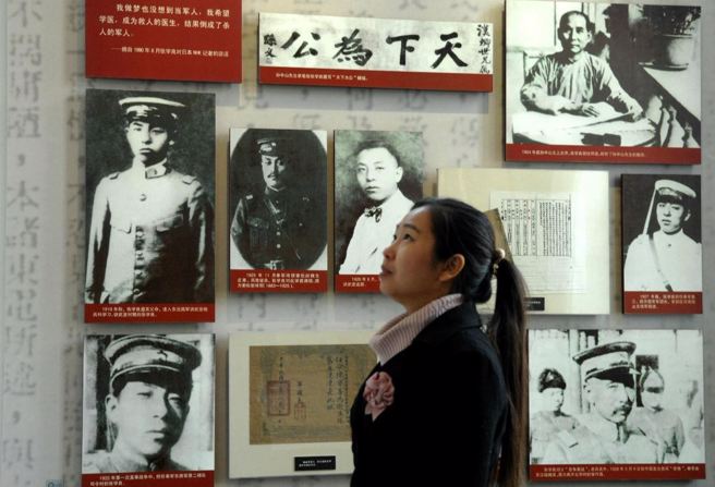 西安市民来到西安事变纪念地参观，重温歷史。（新华社）