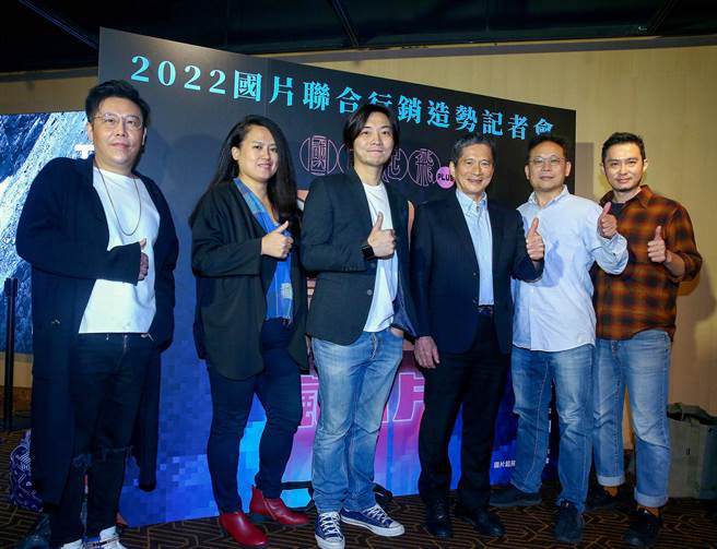 导演姜寧（左起）、陈洁瑶、柯孟融、文化部长李永得、监制王银国、詹凯迪出席「台湾电影起飞大联盟」造势记者会。（粘耿豪摄）
