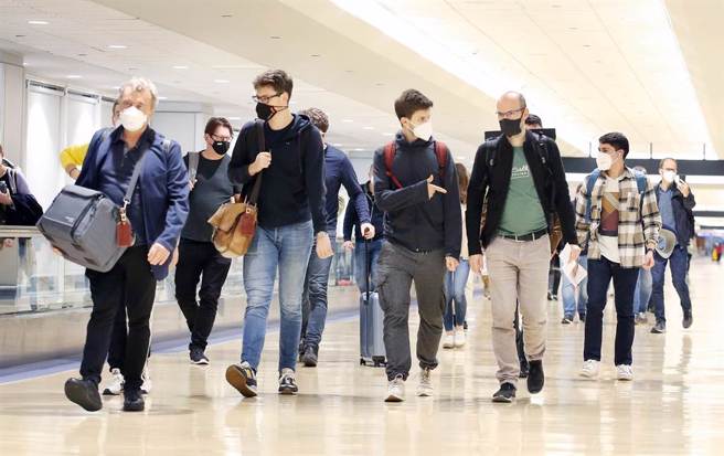 維也納愛樂團員晚間抵台。（范揚光攝）