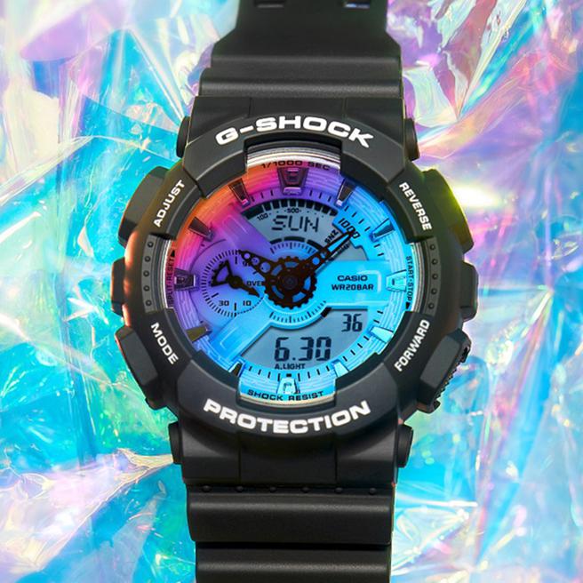 PChome 24h购物的CASIO G-SHOCK 彩虹水晶防磁双显计时表GA-110SR-1A，原价4600元，11月1日前特价3680元。（PChome 24h购物提供）