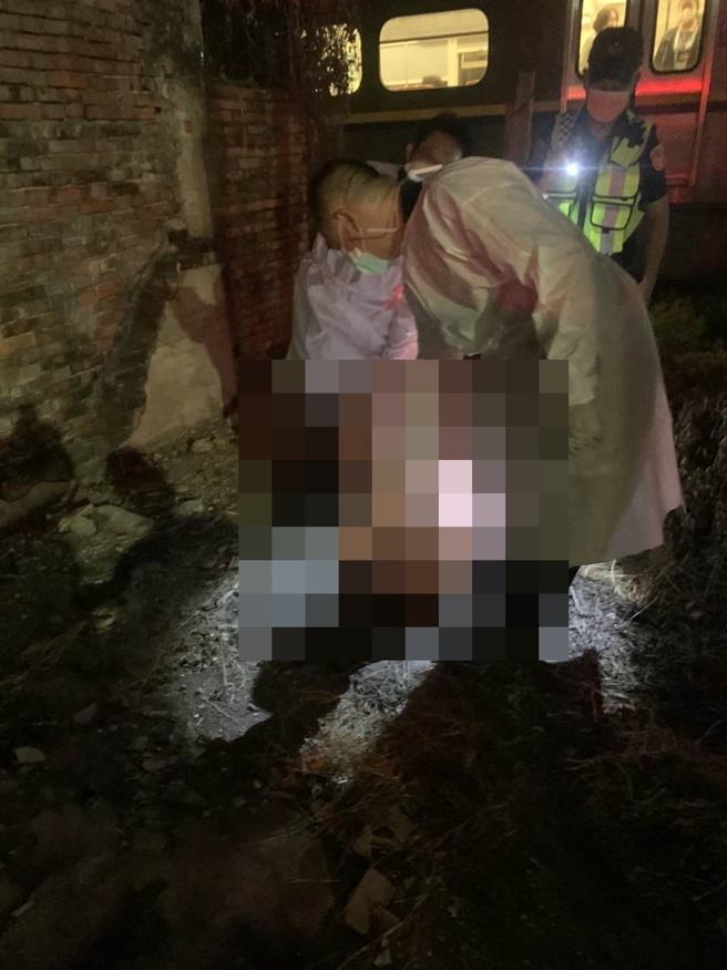 台铁水上车站至南靖车站间的轨道傍晚传出有人遭区间车撞上，救护人员到场，老翁已死亡。（嘉义县消防局提供∕吕妍庭嘉义传真）