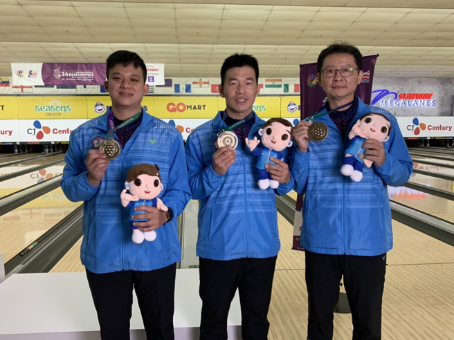 陈建豪（左起）、林呈恩与谢盛福联手拿下第24届听奥保龄球男子三人赛铜牌。（体育署提供）