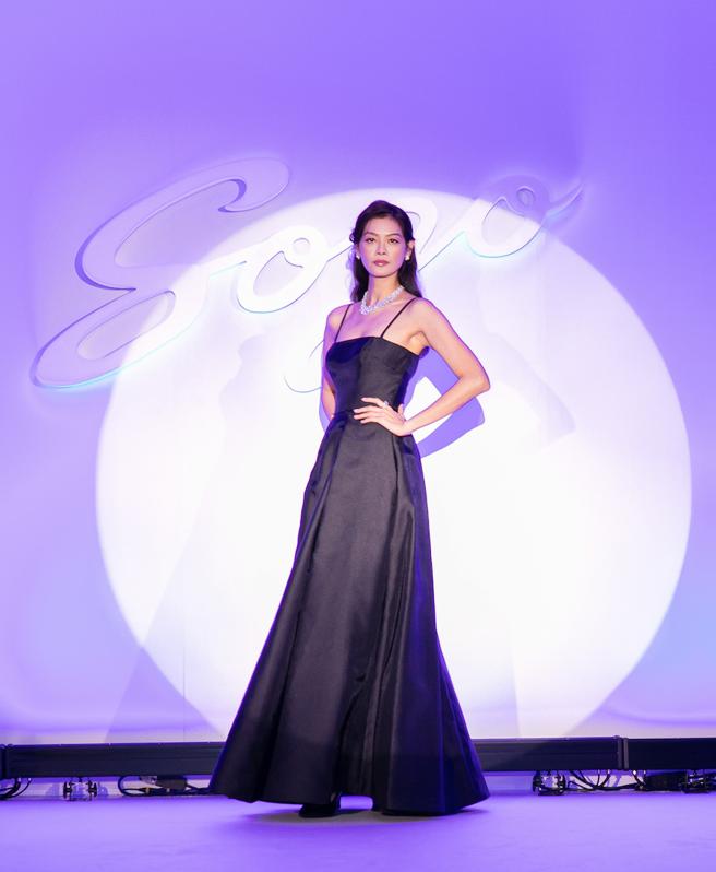伊林名模林嘉绮为SOGO周年庆领衔走秀，展演全身价值5000万元的珠宝。（SOGO提供）