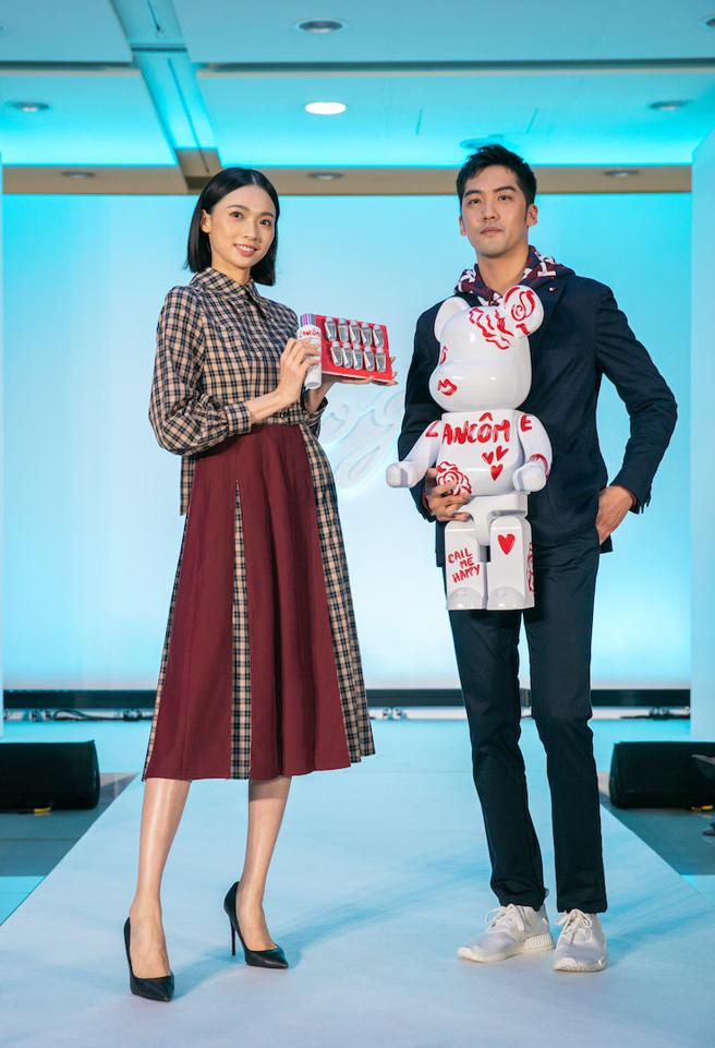 伊林模特儿群为SOGO周年庆走秀，展示精品阵容、化妆品组等。（SOGO提供）