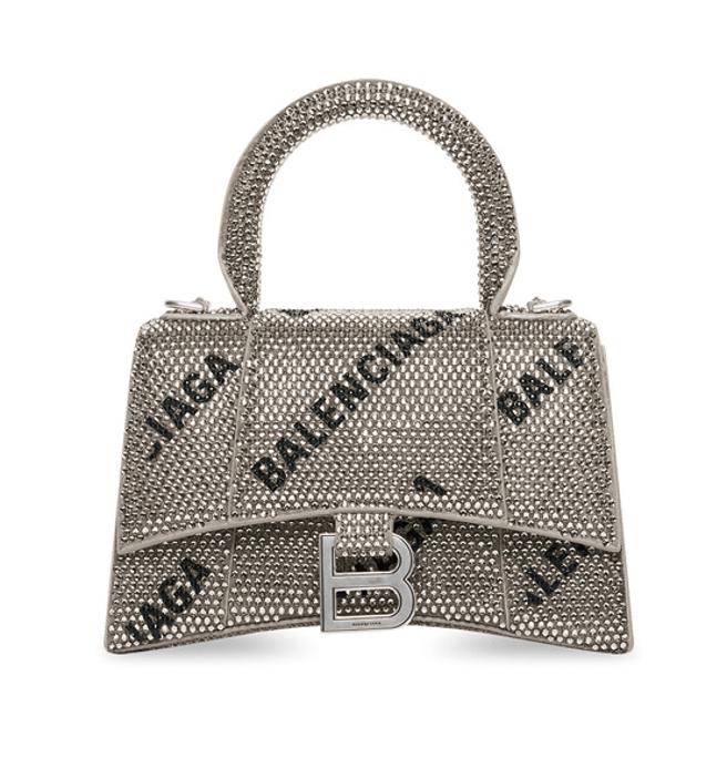 SOGO復兴馆BALENCIAGA HOURGLASS XS HANDBAG WITH CHAIN银色水钻沙漏包特殊款，售价22万5000元。（SOGO提供）