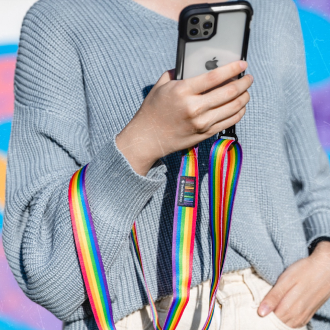 乐天市场上MYGOOD买好好买的背带式手机防摔壳，1080元。（乐天市场提供）