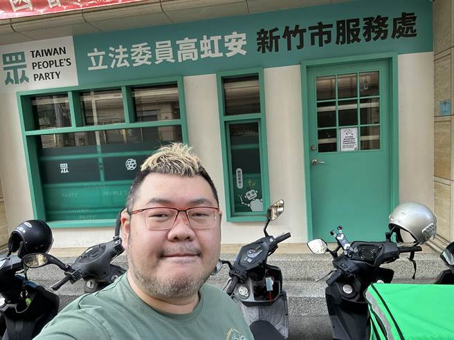 网红「四叉猫」刘宇在脸书指高虹安位于竹市的服务处，依资料是4楼建物，实际上却有7层，质疑是「会长大的房子」。（截自刘宇脸书）