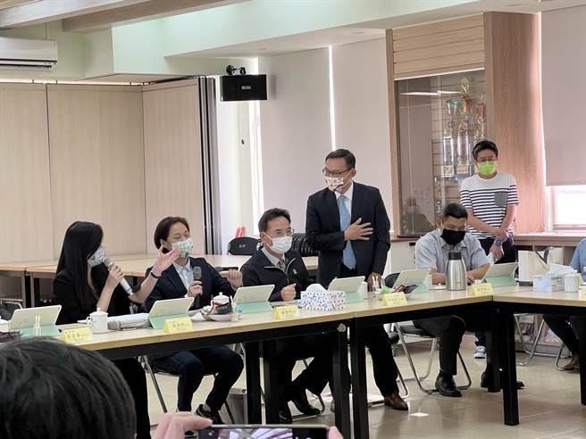 立委万美玲（左一）和桃园市教育局长林明裕（右三）26日因经国国中改制完全中学争议唇枪舌战，立委赖香伶（左二）连忙出面当和事佬。（蔡依珍摄）