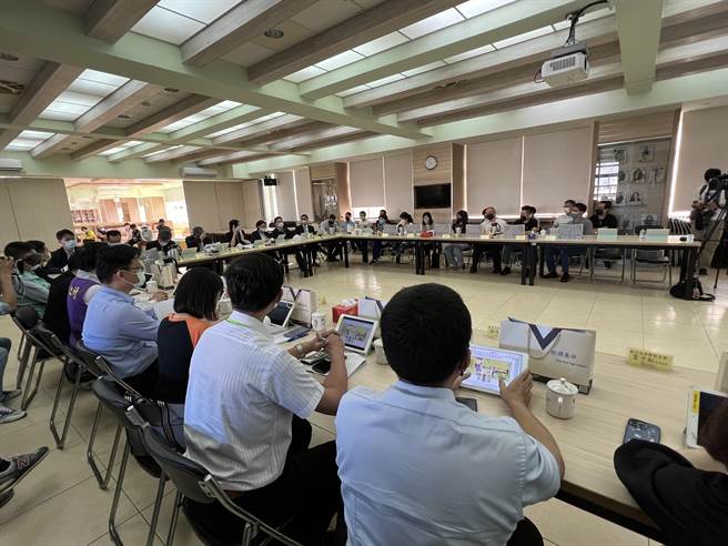 立法院教育文化委员会26日下午到经国国中了解改制完全中学的规画。(蔡依珍摄)