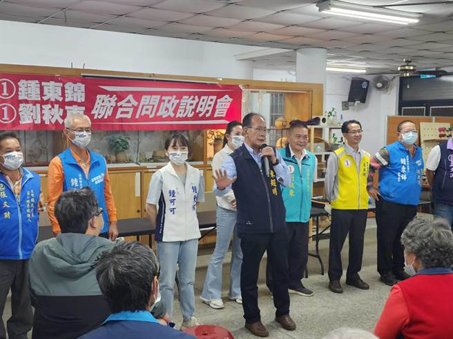 国民党立委陈超明（前中）这２天多次参加锺东锦问政说明会，并向乡亲喊话支持锺东锦。（民眾提供／李京升苗栗传真）