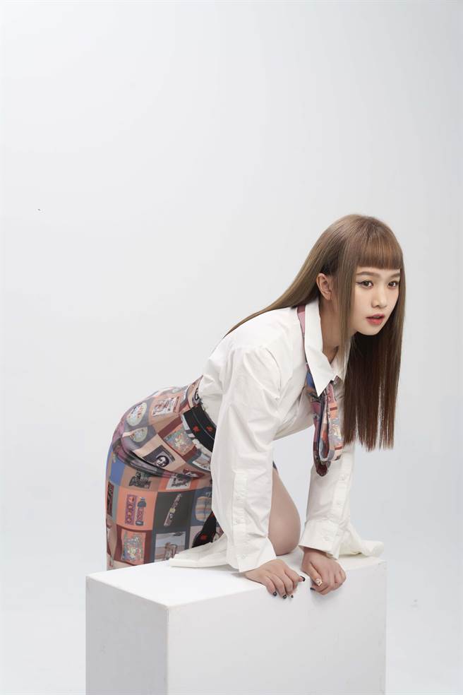 严正岚产后復出，留了一头长髮。（海蝶音乐提供）