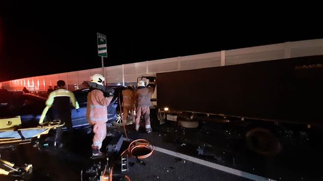 国道3号南向新竹香山路段115公里外侧车道，26日晚间6点多，发生6辆自小客车与1辆货车连环追撞事故。（新竹市消防局提供／王惠慧新竹传真）