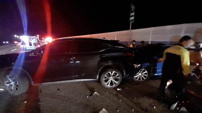 国道3号南向新竹香山路段115公里外侧车道，26日晚间6点多，发生6辆自小客车与1辆货车连环追撞事故。（新竹市消防局提供／王惠慧新竹传真）