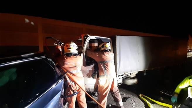 国道3号南向新竹香山路段115公里外侧车道，26日晚间6点多，发生6辆自小客车与1辆货车连环追撞事故。（新竹市消防局提供／王惠慧新竹传真）