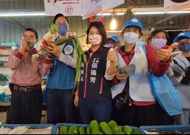 张善政今晚到桃园仲平黄昏市场扫街，受到摊商和民眾热烈欢迎。(蔡依珍摄)