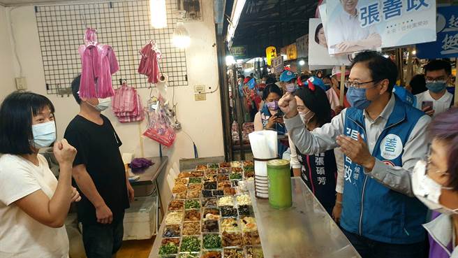张善政今晚到桃园仲平黄昏市场扫街，受到摊商和民眾热烈欢迎。(蔡依珍摄)
