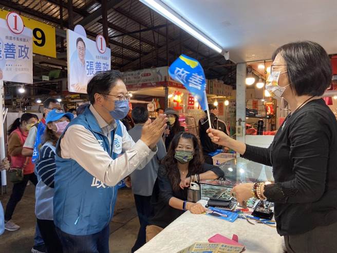 张善政今晚到桃园仲平黄昏市场扫街，受到摊商和民眾热烈欢迎。(蔡依珍摄)