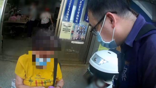 員警到場關心沈婦受傷狀況。(翻攝照片／林郁平台北傳真)