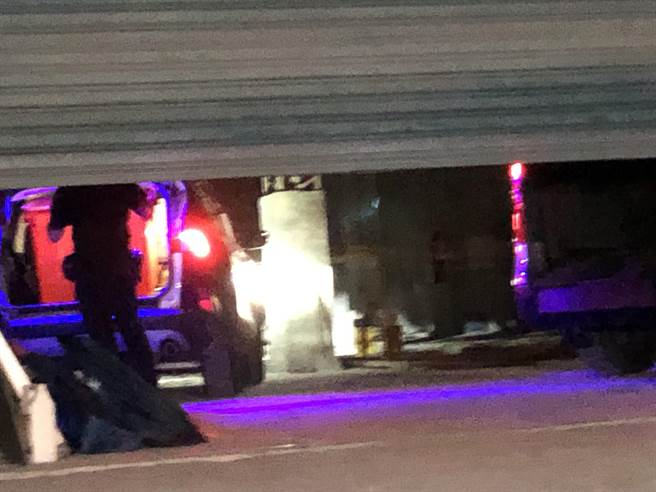 警方将橘色大桶子运上车并带回侦办。（陈世宗摄）