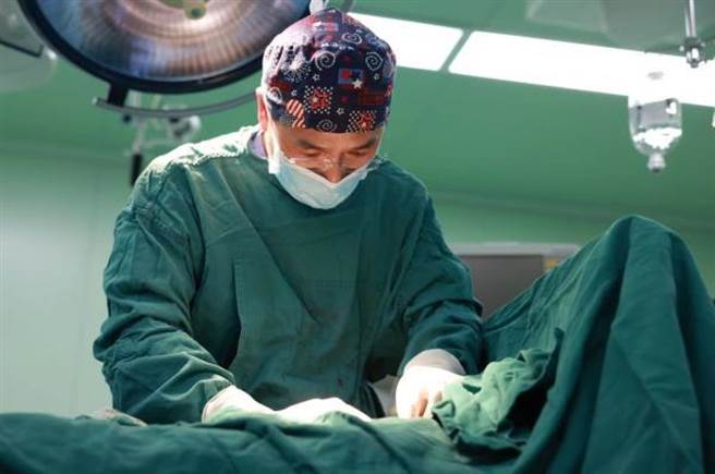 一个都不能少，浙江一对连体婴手术分离姊妹均安。主治医师钭金法在手术过程中。（浙大儿院提供）