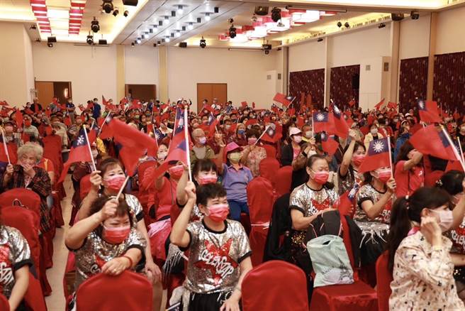 争取连任台中市长卢秀燕26日晚间到神冈替市议员罗永珍站台。（卢秀燕竞总提供）