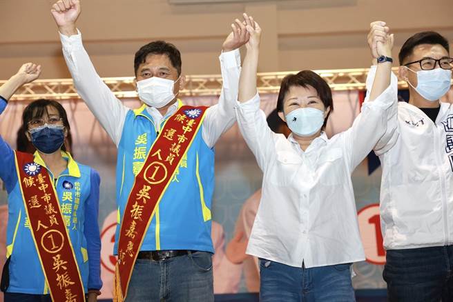 争取连任台中市长卢秀燕26日晚间到东势替市议员候选人吴振嘉站台。（卢秀燕竞总提供）