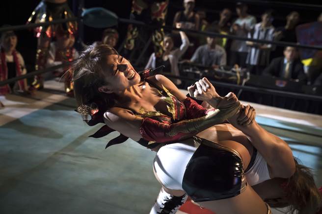 夏于乔（左）化身黑寡妇，摔角绝招夹头翻摔帅气十足。（满满额娱乐提供）