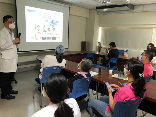 北荣开设戒菸班帮助菸友戒菸。（北荣提供）