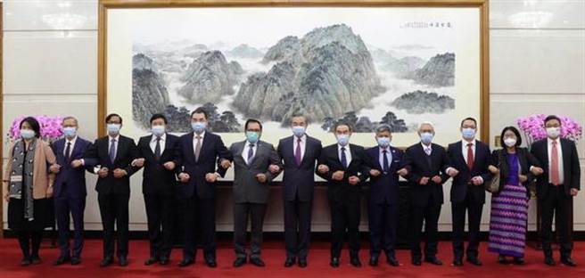 王毅會見東協國家駐大陸使節稱發展是執政興國第一要務。（大陸外交部）