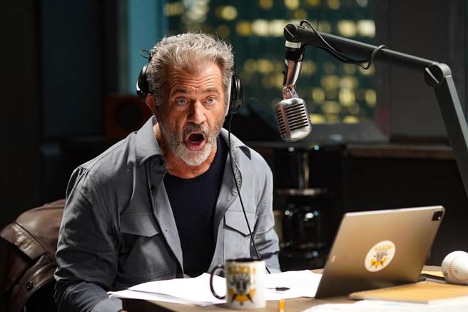 梅尔吉勃逊这回饰演传奇DJ，因为妻女遭到劫持，让深夜叩应变成生存游戏。（采昌提供）