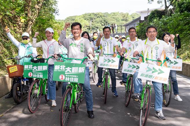 民进党新北市长候选人林佳龙（前排左）与宜兰县长候选人江聪渊（前排右）在今天合体，但林佳龙快筛阳性确诊，江聪渊经2次快筛均为阴性。（林佳龙竞选办公室提供／李忠一宜兰传真）