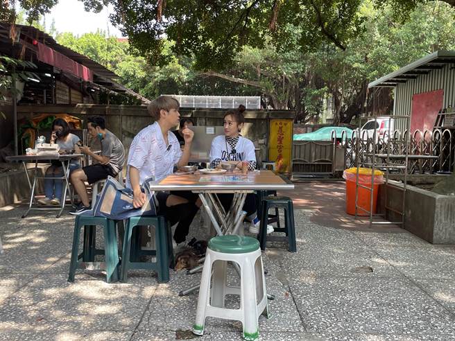 陈零九带着2只毛小孩上吴姗儒的节目。（TVBS提供）