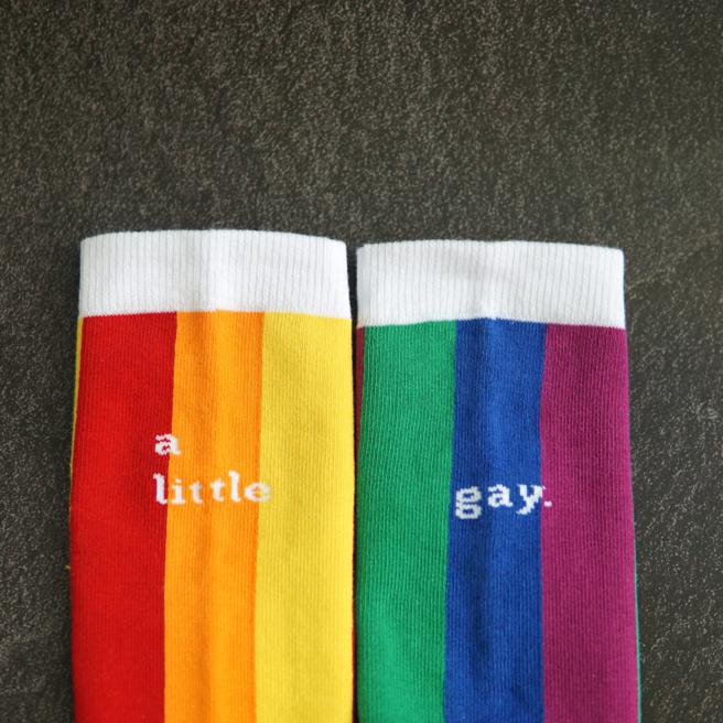 违章女生 X 写字练习 转吧六彩霓虹灯 ， a little gay 彩虹袜子（加长加厚款），185元。（Pinkoi提供）