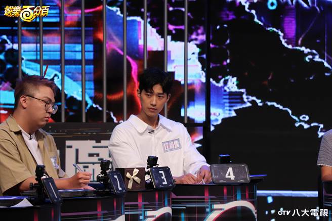 《原子少年》的江尚儒（右）参与「凹呜狼人杀：星狼崛起」海选活动。（八大提供）