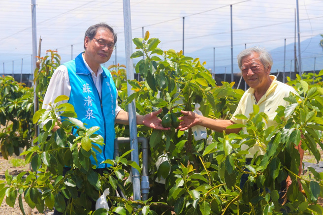 苏清泉(左)关心农民权益，经常下乡与农民朋友交流，体察基层心声。（图／取自苏清泉脸书）