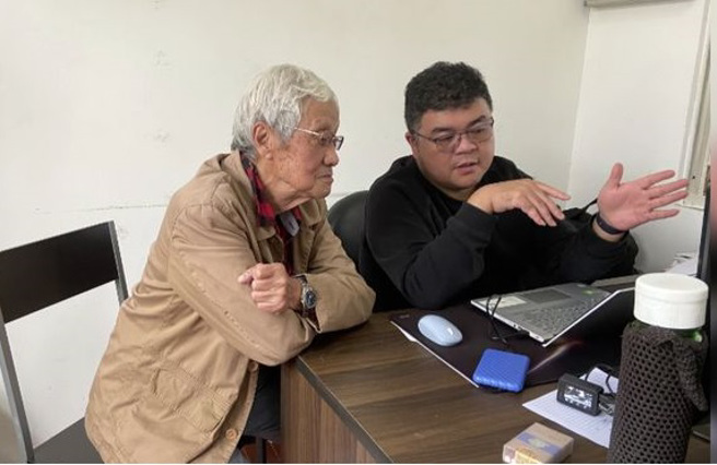 95歲阿伯報名學開車，原來是還想載著90歲老伴到處遊玩。（翻攝自微博）