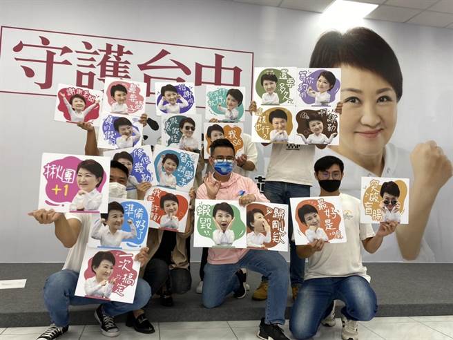 台中市長盧秀燕選總部推出「小燕子的職場日常」LINE貼圖。（張亦惠攝）