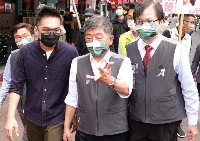 陳時中(中)自己金句失言被批評的案例固然很多，但幕僚失誤害他扣分的案例也不少。（資料照）