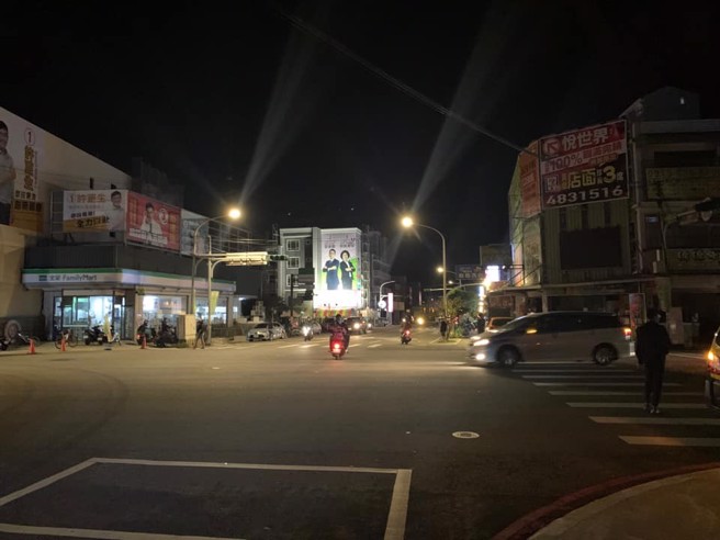 桃园观音区民眾上网回报停电状况。（图／翻摄脸书社团观音草漯大小事）