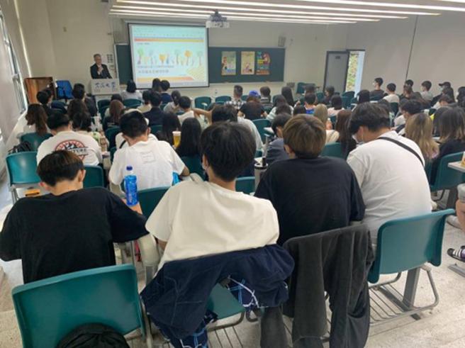（投信投顾首波校园基金理财巡迴讲座，东海大学由统一投信总经理董永宽介绍定期定额投资共同基金的方式与优势，现场座无虚席，同学们踊跃参与。图／投信投顾公会提供）