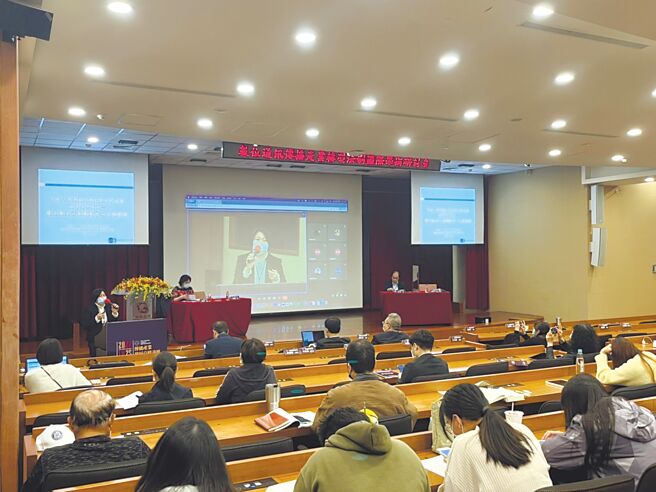 学者在传播产业发展高峰论坛呼吁放松有线广播电视过于严格之不对称管制，CATV费率管制应予解除或松绑，党政军条款建请适度放宽间接投资比例，市占率1/3上限应删除。图／世新大学提供