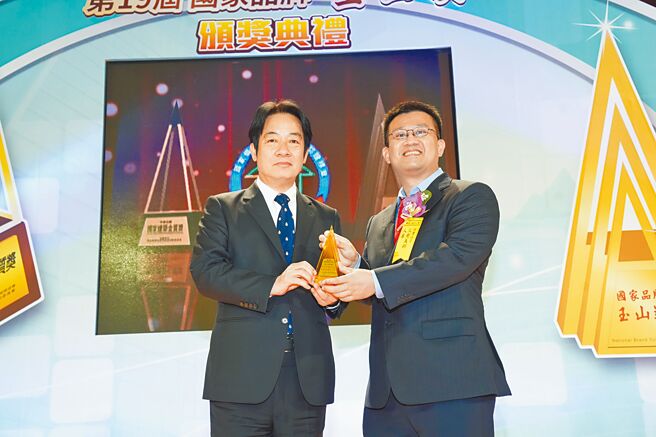 頒獎典禮由副總統賴清德（左）頒發獎盃，三商美邦人壽商品部協理洪士涵（右）代表受獎。圖／三商美邦人壽提供