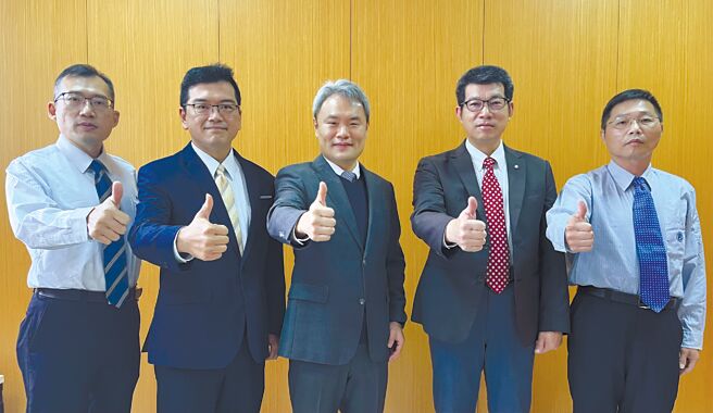 昶昕经营团队核心，陈俊良业务经理（左起）、嘉扬成志业务协理、陈彦亨总经理、黄育贤财务副总、苏振芳业务副理。图／业者提供