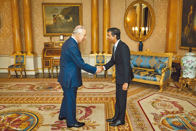 蘇納克（右）25日至白金漢宮覲見國王查爾斯三世（左），正式就任首相並組建新內閣，隨後發表演說強調，會用行動團結國家，還承諾糾正前政府的錯誤。（美聯社）