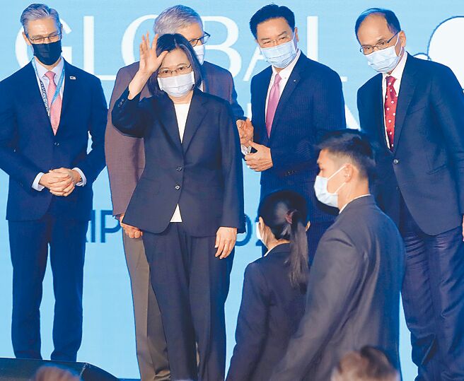 蔡英文总统（前）25日出席「世界民主运动第11届全球大会开幕式」，偕同出席的立法院场游锡堃（右起）及外交部长吴钊燮与大会贵宾一同合影后，挥手离去。（郑任南摄）