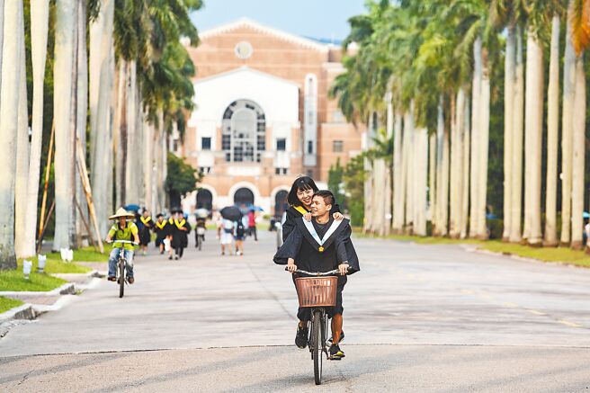 112学年「繁星推荐」招生，其中参採学测科目数以3科最多，共有822个校系，图为台大校园。(邓博仁摄)