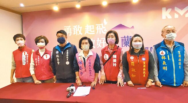 宜蘭縣政府官員涉貪遭地檢署起訴，宜蘭地方法院排定31日召開準備庭，縣長林姿妙（中）25日在國民黨議員陪同下高喊「拒絕打壓還我清白」。（吳佩蓉攝）