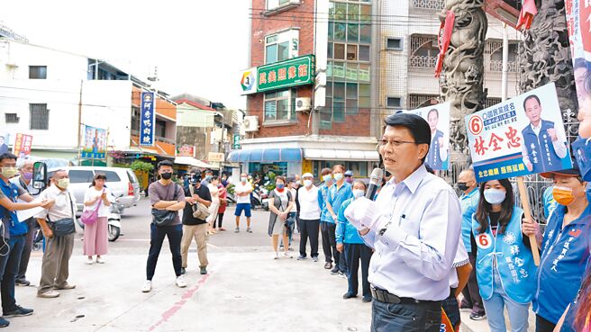国民党台南市长候选人谢龙介（前）25日继续推进「百庙祈福」行动，到寺庙参拜并在庙口宣讲政见。（谢龙介竞选团队提供／洪荣志台南传真）
